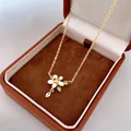 14K vergoldete Halskette mit weißer Emaille-Blume und grünen Zirkonia-Details - Halskette / Gold-Weiß