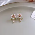 Elegante rosa Blumenohrstecker mit grünen Zirkonia und 14K Goldbeschichtung - Ohrringe / Gold-Grün-Rosa