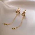 Elegante 14K vergoldete Blumen-Ohrhänger mit grünen Zirkonia und weißen Blütenblättern - Hängeohrringe / Gold-Weiß