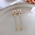 Elegante, 14K vergoldete lange Ohrhänger mit rosa Blumen und glänzenden Zirkonia - Hängeohrringe / Gold-Rosa