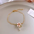 Elegantes 14K vergoldetes Blumenarmband mit rosa Blütenblättern und grünen Blättern - Armband / Gold-Rosa