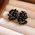 Elegante unregelmäßige quadratische schwarze Glasperlen-Ohrstecker mit Goldakzenten für Damen - Schwarz