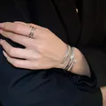 Vista dettagliata di set anello e bracciale aperti geometrici in argento - Bracciale E Anelli / Argento