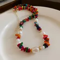 Gros plan détaillé d'un collier bohème en pierres multicolores et perles blanches - Collier-Multicolore