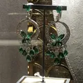 Detailansicht der eleganten smaragdgrünen Schmetterling-Ohrringe mit glitzernden Quasten - Grün-Ohrclips
