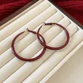 Detalle de aros minimalistas rojo Ancora vintage en una bandeja de joyería fina - Aro Grande Minimalista (47) / Rojo Oscuro