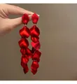 Vista macro dettagliata di eleganti orecchini a petalo rosso opaco con finitura satinata - Stile Lungo Petalo Rosso (14#)