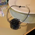 Détail d'un collier choker élégant avec rose en résille noire au style vintage français - 玫瑰花项圈 / Noir