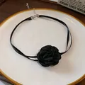 Vue détaillée d'un ras du cou rétro à rose noire française avec rubans en soie sur une assiette - 飘带玫瑰花项圈 / Noir