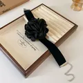 Collier ras-du-cou en velours noir élégant avec une grande et belle rose en tissu 3D - Style 1 / Noir