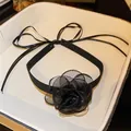 Collier ras du cou vintage élégant avec rose en résille noire et ruban réglable assorti - 玫瑰花系带项圈 / Noir