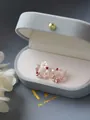 Boucles d'oreilles en forme de fleur dorée avec perles et zircons roses élégants. - Rose