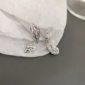 Boucles d'oreilles papillon argentées de style français avec détail en zircon bleu chic - Bleu