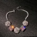 Gros plan d'un bracelet en zircon avec des gemmes roses carrées et des motifs floraux - Ensemble de Bijoux (Collier et Boucles d'Oreilles) / Argent-Rose