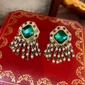 Boucles d'oreilles style vintage avec zircons verts et franges de cristal sur boîte rouge. - Boucles d'Oreilles à Franges (24#) / Or avec Vert