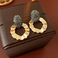 Gros plan de boucles d'oreilles style vintage avec zircon bleu et anneau doré ondulé. - Geometric Earrings (56#) / Or avec Bleu