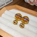 Detailansicht von vintage 18k vergoldeten hohlen Ohrsteckern mit bunten Zirkoniasteinen. - Hohle Doppelbolzen Ohrstecker (WE2598) / Gold (18K Vergoldet)