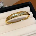 Detailansicht eines vergoldeten Armreifs mit diagonalen Reihen funkelnder Zirkoniasteine - Doppelreihiger Diagonaler Stil / 3# Gold (Echt Vergoldet)