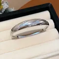 Nahaufnahme eines minimalistischen Silber-Zirkonia-Armbands mit Pavé-Fassung in einer Box. - Zweireihiger Pave-Stil / 2# Armband-Silber