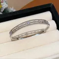 Detailansicht eines versilberten Armreifs mit klaren Zirkonia-Steinen im Etui - Milgrain-Blumen-Stil / 6# Armband-Silber
