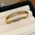 Detail eines vergoldeten Zirkonia Armreifs mit elegantem Kürbis Motiv in Schmuckschatulle. - Hulu-Verschluss-Stil / 1# Armreif - Gold (Echtgold Vergoldet)