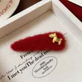 Dettaglio di un fermaglio per capelli rosso peloso con ciondolo a forma di cavallo. - Clip BB Pony Rosso Triangolare