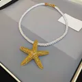 Lussuosa collana con ciondolo a stella marina dorata e corda bianca ritorta - Bianco-Oro