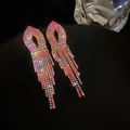 Vista dettagliata di orecchini a nappa con strass dai colori sfumati scintillanti - Orecchini Pendenti Lunghi con Nappine / Colori Misti