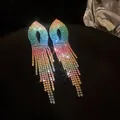 Orecchini lunghi a nappa con sfumatura arcobaleno e strass scintillanti in dettaglio - Orecchini Pendenti Lunghi con Nappine / Multicolore Sfumato