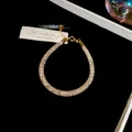 Dettaglio di un bracciale a maglia dorata scintillante con cristalli di zircone. - Bracciale in Zirconia a Maglia Super Lucida (51#) / Oro