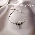 Vista dettagliata del bracciale a catena serpente in argento con ciondoli a cuore - Minimalismo Ecologico (7#)