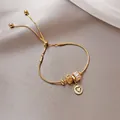 Vista dettagliata del bracciale in lega dorata con pendente a cuore e perla strass - Ciondolo a Cuore Ecologico (8#)