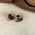 Vue détaillée de boucles d'oreilles cœur vintage avec motif léopard et finition dorée. - Cœur (10#)