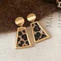 Détail de boucles d'oreilles léopard rétro dorées en forme d'éventail, style Maillard - Carré (4#)
