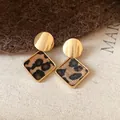 Vue détaillée de boucles d'oreilles dorées avec motif léopard en peluche - Losange (5#) / Marron