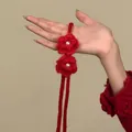 Détail d'un choker fleur rouge en tricot avec des centres de perles blanches. - Rouge