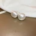 Primer plano detallado de pendientes de perlas blancas grandes sobre seda de lujo - 15# Pendiente de Perla Extragrande / Blanco