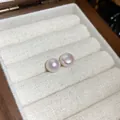 Primer plano de elegantes pendientes de perlas redondas en un joyero de madera de lujo. - 18# Estilo Blanco Frío Brillante / 8mm / Blanco