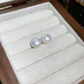 Primer plano de elegantes pendientes de perlas blancas en una bandeja de terciopelo - 19# Estilo Blanco Frío Brillante / 10mm / Blanco