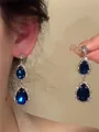 Primer plano de elegantes pendientes vintage con piedras azules y circonitas - Plateado Y Azul (40# Poste De Plata)
