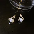 Primo piano di eleganti orecchini a lobo a forma di V con perla e strass - V-shaped Pearl Rhinestone Style (1#)