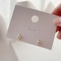 Eleganti orecchini vintage a lobo con fiori di perle su un cartoncino bianco liscio - Mini Perla (No.24)