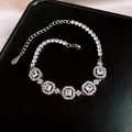 Elegantes silberfarbenes Tennisarmband mit quadratisch geschliffenen Zirkonsteinen - 5 Quadratische Zirkoniakristalle (66) / Silber