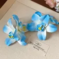Détail de pinces à cheveux en fleurs de tissu bleu et blanc avec étamines jaunes - Pinces à cheveux bec de canard / 1 Pièce / Bleu