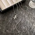 Dettaglio di un'elegante collana argento con pendenti cavallo e fiore in zirconia. - Stile Ciondolo Cavallo e Fiore / Argento