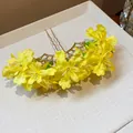 Detailansicht der gelben Stoffblumen-Haarnadel mit goldener zweizackiger Haargabel - Haarstab / Gelb