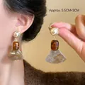 Vintage court style pearl and resin triangle drop earrings with amber tone accents - 珍珠三角形扇形吊坠耳环(HE28318) / 5.5x3cm / Coffee