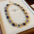 Vue détaillée d'un collier vintage à maillons carrés avec des pierres bleues - Collier (Or-Bleu)