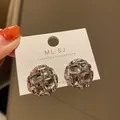 Pendientes de botón redondos irregulares plateados con textura de rejilla artística - Plateado