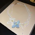 Vista detallada de un elegante collar de cuentas de varias capas con flores tejidas - Estilo Blanco Y Azul